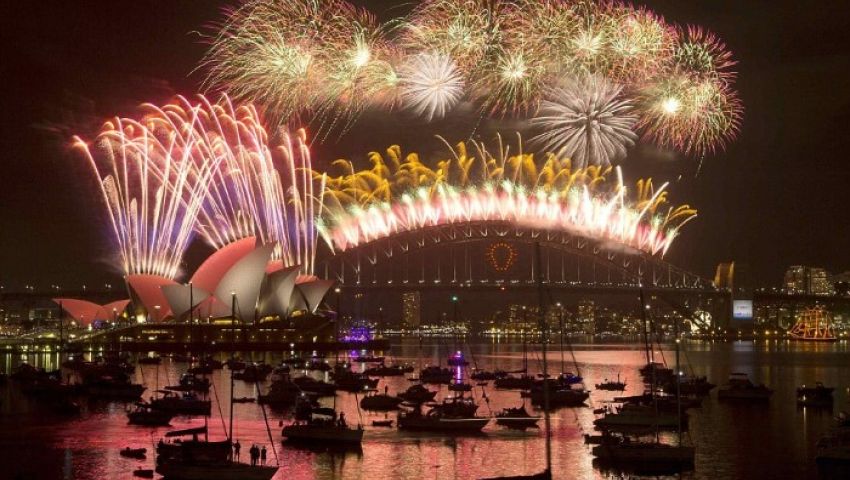 10 أطنان من الألعاب النارية في أول مدينة تحتفل بقدوم العام الجديد..