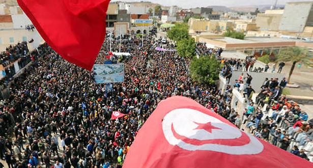آلاف الأساتذة في تونس يخرجون للشارع رافعين هذه المطالب