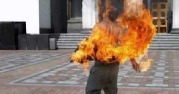 شخص من ذوي السوابق أحرق نفسه بالشارع العام يخضع للتحقيق بطانطان