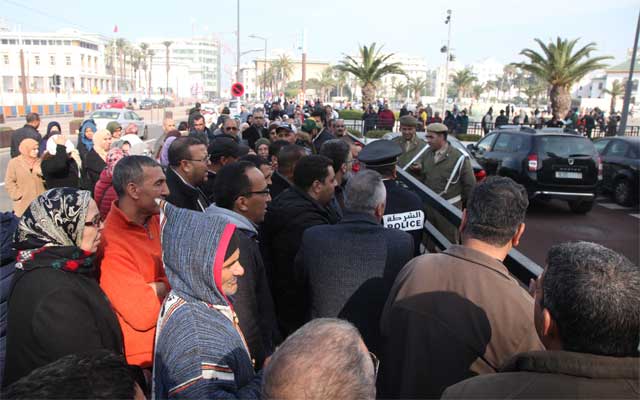 موظفو جماعة الدار البيضاء يُصعدون احتجاجاهم رافضين الاقتطاع من أجورهم