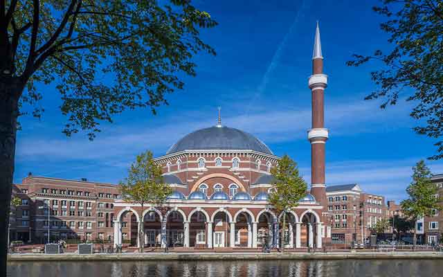 أمستردام تستنفر قواتها الأمنية لضمان حماية خاصة لمساجد المسلمين