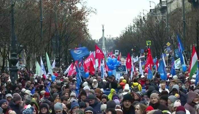 "قانون العبودية" يخرج المجريين للاحتجاج ببودابست ضد رئيس الوزراء