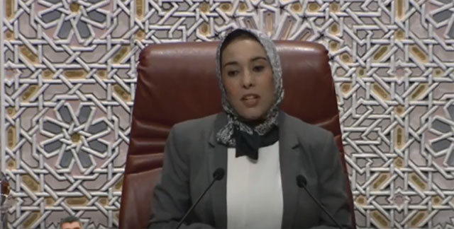 أمينة بعد رفعها جلسة البرلمان عشر سنوات.. جسد في المغرب وعقل في باريس!!(مع فيديو)