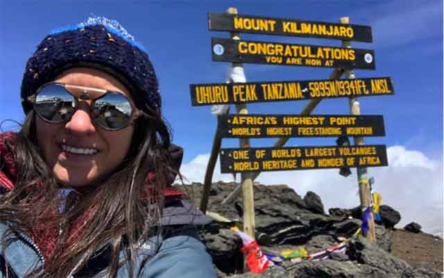 سارة ردادي..الشابة المغربية التي استطاعت تسلق قمة " كليمنجارو " أعلى قمة في إفريقيا
