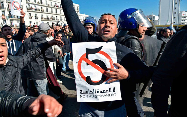 "مراسلون بلا حدود" : السلطات الجزائرية تريد "خنق"صوت الإعلام في تغطية الإحتجاجات الرافضة للعهدة 5 لبوتفليقة