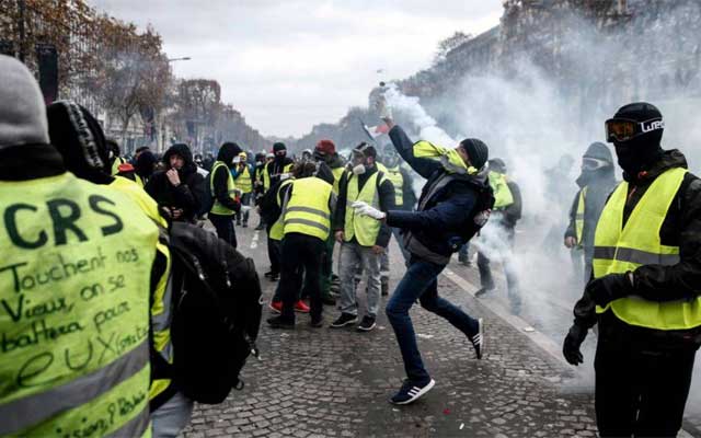 "السترات الصفراء" تعود للاحتجاج شاهرة ورقة "تسونامي أصفر" بشوارع فرنسا