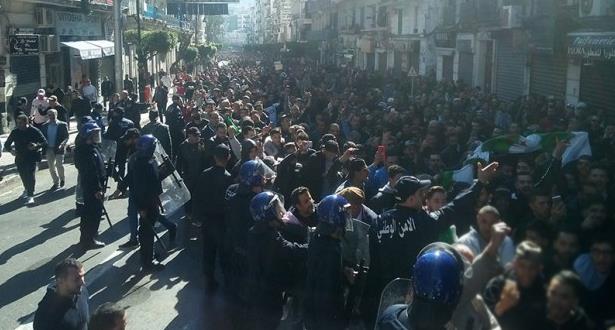 قوات القمع الجزائرية تطلق الغاز المسيل للدموع على متظاهرين ضد العهدة الخامسة لبوتفليقة