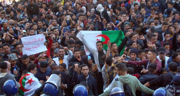 صحفيو التلفزيون الجزائري يرفضون التدخل في عملهم وينضمون لرافضي الولاية الخامسة