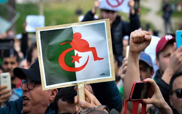 وزير جزائري سابق: بوتفليقة يتشبت بالسلطة بشكل مرضي