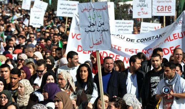 أطباء الجزائر ينضمون للحراك الشعبي ويخرجون في مسیرات الثلاثاء المقبل