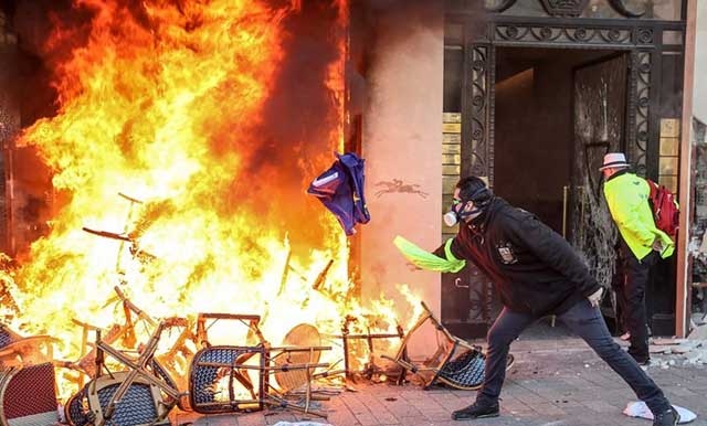 أعمال نهب وحرق تخللت تظاهرة "السترات الصفراء" في باريس(مع فيديو)