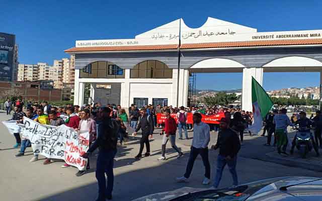 الجزائر...احتجاجات طلابية رافضة لتمديد بوتفليقة العهدة الرابعة