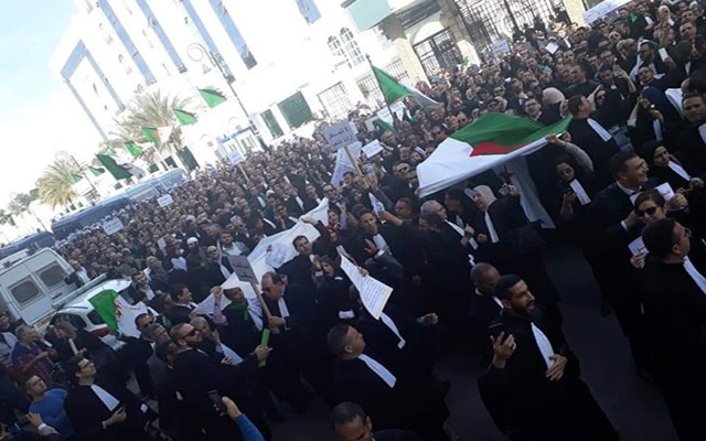 المحامون الجزائريون ينظمون مسيرة حاشدة ضد ترشح بوتفليقة لعهدة الخامسة