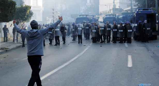 10 جرحى على الأقل في مواجهات بين الشرطة ومتظاهرين في الجزائر العاصمة