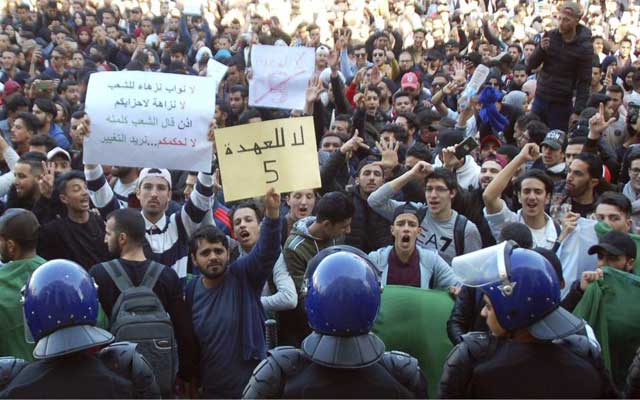 عشرات الجرحى واعتقال 45 شخصا في مظاهرات "جمعة الغضب" بالجزائر