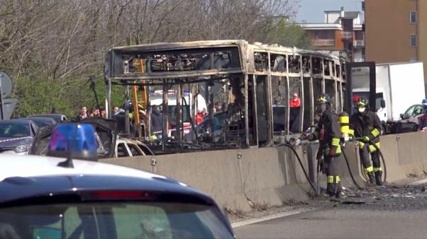 كان على متنها 51 تلميذا...سائق يضرم النار في حافلة بشمال إيطاليا