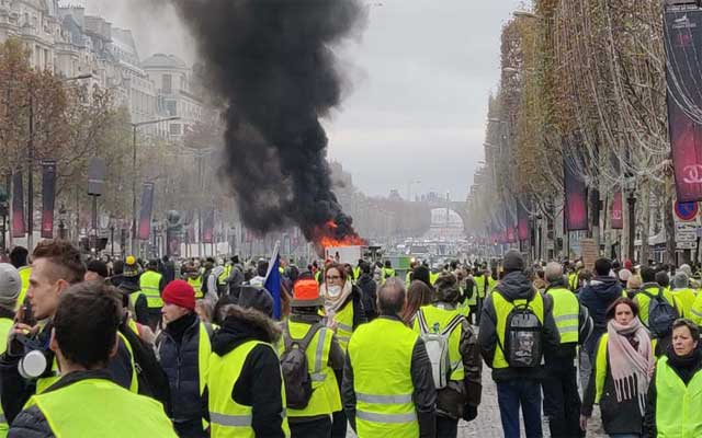ويدخل شهر مارس، ليعلن محتجو "السترات الصفراء" بفرنسا استمرارهم في الاحتجاج والعصيان