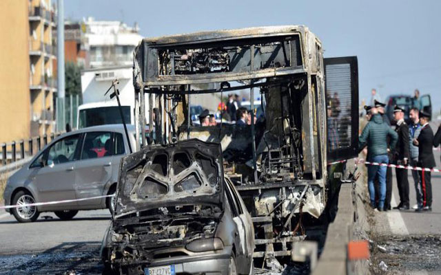 صدمة في إيطاليا بعد محاولة حرق 51  تلميذا داخل حافلة
