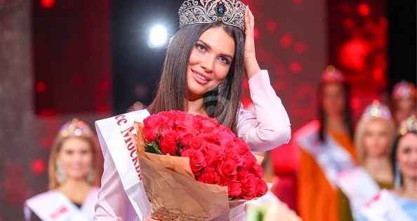 تجريد ملكة جمال موسكو من لقبها وتاجها