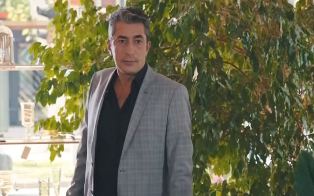 ممثل تركي شهير يتسبب لنفسه في الطرد من الطائرة (مع فيديو)