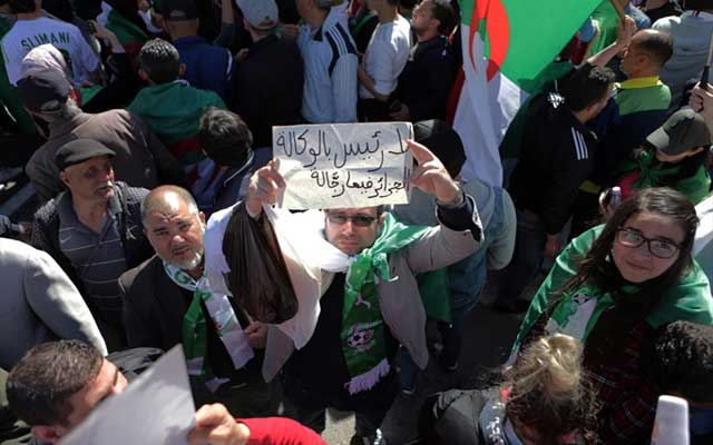 الحراك الشعبي اليوم الإثنين ...جزائريون يحتجون بعدة مدن و يرفعون شعار "كفانا من حكومة العصابات"