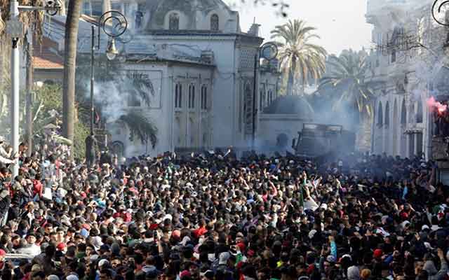 نواب الحزب الحاكم في الجزائر يستقيلون من حزب بوتفليقة وينضمون للاحتجاجات