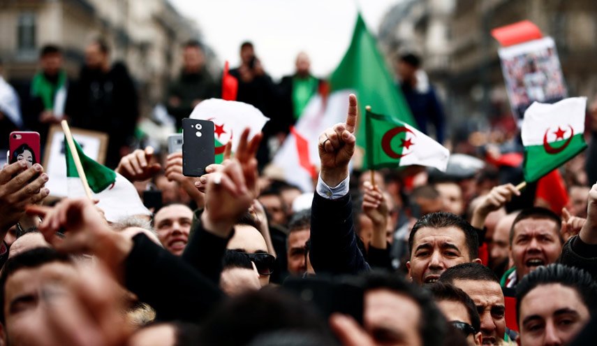 القضاء الجزائري يرضخ لاحتجاجات الشارع ويفتح ملفات الفساد