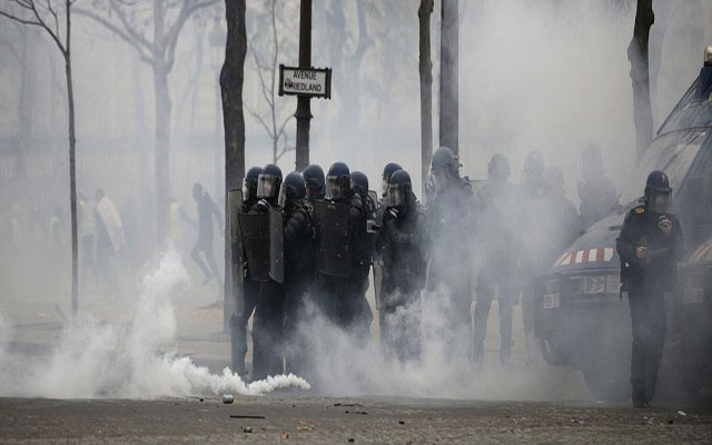 شاعلة في فرنسا: غاز مسيل للدموع واعتقالات بالجملة في صفوف السترات الصفراء