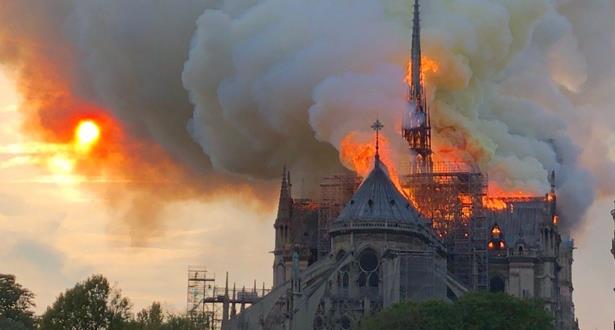 وزير فرنسي: إنقاذ كاتدرائية نوتردام "ليس أمرا أكيدا" (مع فيديو)