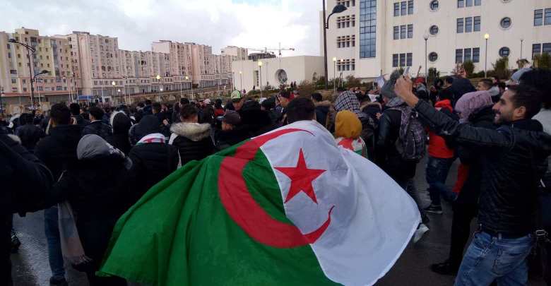دعما للحراك..آلاف الطلبة في العاصمة الجزائر يخرجون للشارع (مع فيديو)