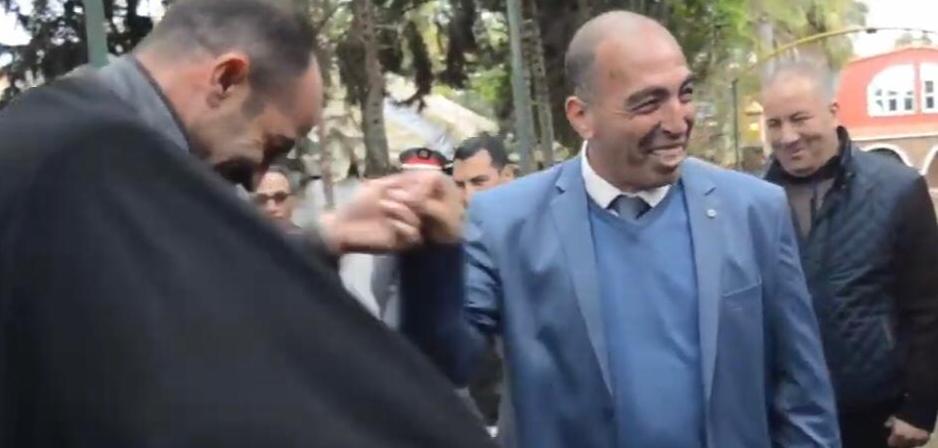 رقص مثير لرئيس بلدية بنسليمان في نشاط رياضي يشرف عليه إبنه !!