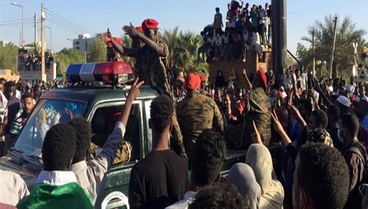 السودانيون يصرخون بعد الإنقلاب العسكري : " صايمين رمضان بدون حزب الإخوان "‎
