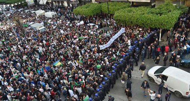 رغم قمع السلطات..آلاف الطلاب يتظاهرون في الشوارع مرددين.."حرّروا الجزائر"!