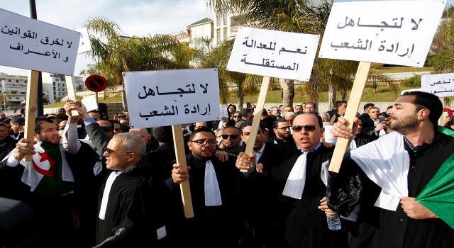 مساندة للحراك الجزائري.. قضاة و محامون يحتجون أمام وزارة العدل للمطالبة بفتح ملفات الفساد(مع فيديو)