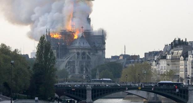 اندلاع حريق في كاتدرائية نوتردام في باريس(مع فيديو)