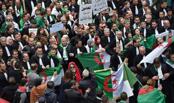 الحراك الجزائري..  آلاف المحامين يشلون العمل القضائي ويرفعون شعار "الدفاع يريد رحیل الفاسدين"