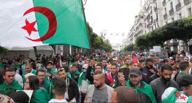 "الثلاثاء" العاشر..  آلاف الطلاب يتظاهرون مجددا في الجزائر مطالبين برحيل" كافة رموز النظام"