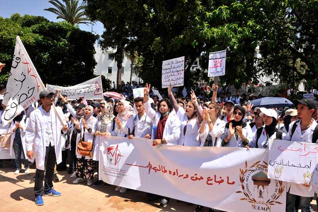 هل تعود وزارة التعليم العالي إلى طاولة الحوار بعد المسيرة الاحتجاجية لطلبة الطب؟