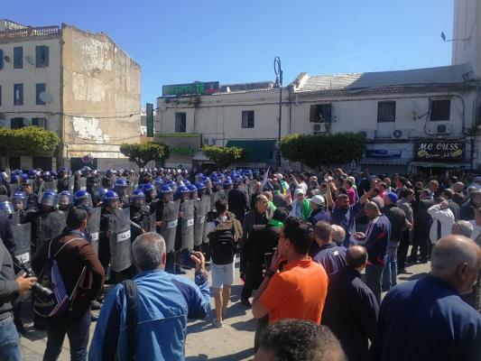 الشرطة الجزائرية تمنع النقابيين من الوصول الى البريد المركزي انطلاقا من ساحة أول ماي(مع فيديو)