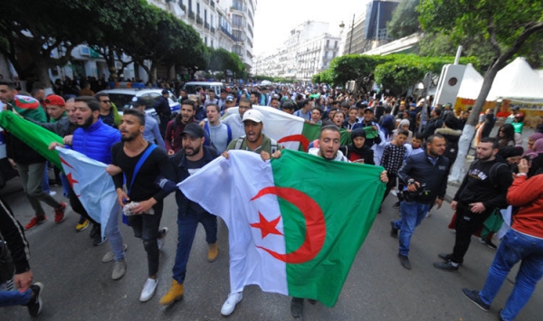 في مسیرة رد الاعتبار: طلبة الجزائر يهتفون في رابع مسیرة خلال رمضان "سیستام ديكاج" (مع فيديو)