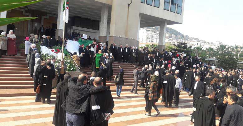 دعما للحراك..المحامون الجزائريون يعودون للشارع مجددا