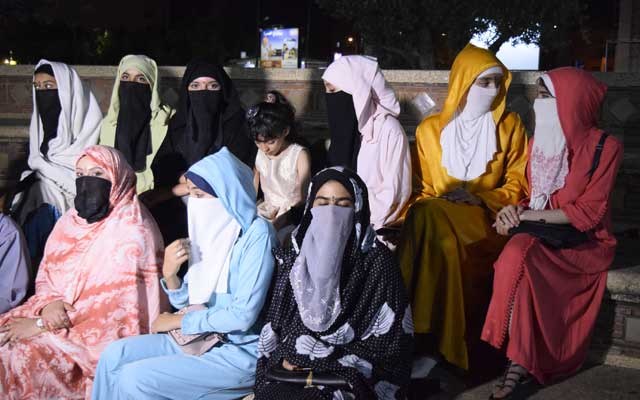 انتفضن ضد المد الوهابي والإخواني: نساء مراكشيات ينتصرن للجلابة  المغربية