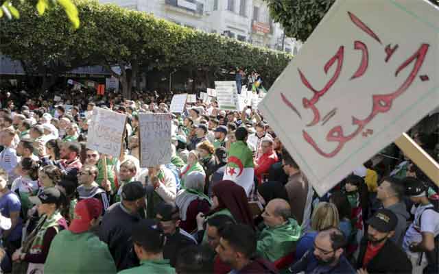 الجزائريون يرفعون شعار "مناش حابسين وكل جمعة خارجين"(مع فيديو)