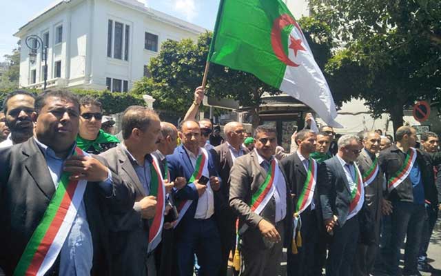 رؤساء المجالس البلدية بالجزائر يتظاهرون ضد الإنتخابات الرئاسيات(مع فيديو)