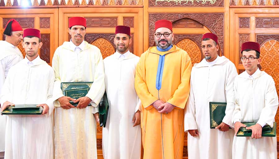 أمير المؤمنين يسلم جائزة محمد السادس للمتفوقين في برنامج محاربة الأمية بالمساجد