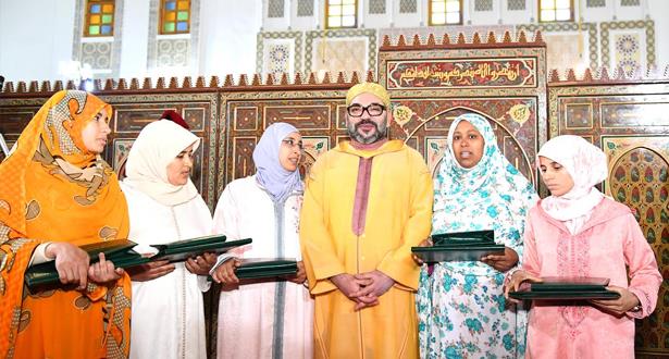 أمير المؤمنين يسلم جائزة محمد السادس للمتفوقات في برنامج محاربة الأمية