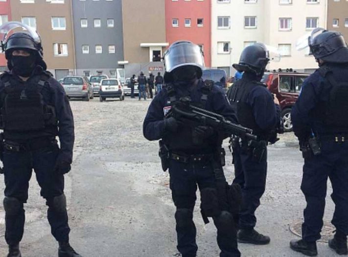 مسلح يحتجز رهائن في تولوز جنوبي فرنسا