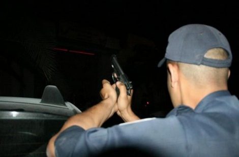 ضابط شرطة يشهر سلاحه لتوقيف مختل عقلي