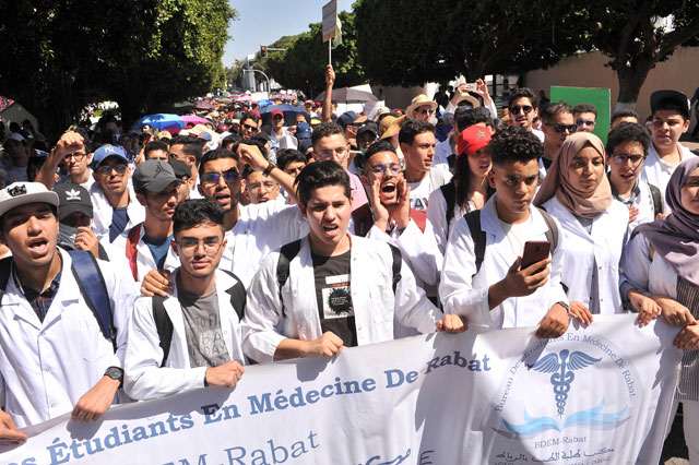 تكثل أطباء القطاع الخاص يدخل بخيط أبيض في إضراب طلبة الطب