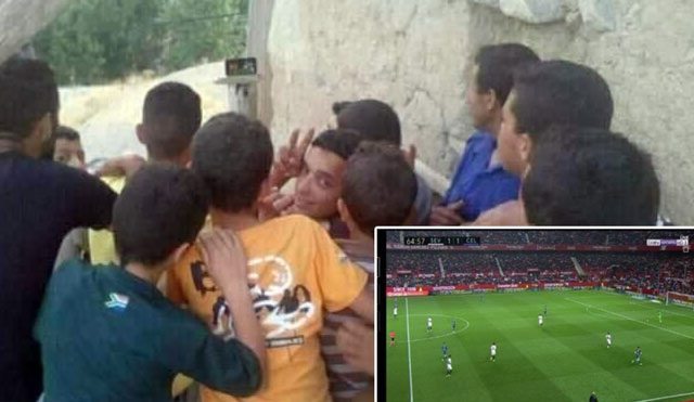 لاعبو المنتخب الوطني يبعثون شاشة تلفاز  لأطفال تابعوا مباراتهم على شاشة هاتف ذكي